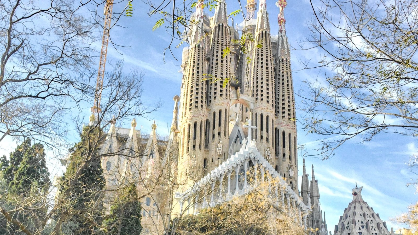 Verayea Famous Places: A Guide for Visiting the Sagrada Familia, Barcelona ...